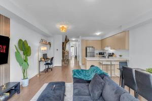 Køkken eller tekøkken på Chic Open-Concept 5 Beds Home by Airport and Highways