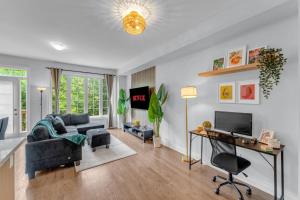 Et tv og/eller underholdning på Chic Open-Concept 5 Beds Home by Airport and Highways