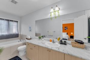 Et badeværelse på Chic Open-Concept 5 Beds Home by Airport and Highways + 56 billeder