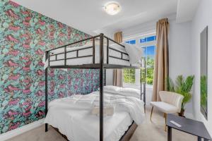 En eller flere senge i et værelse på Chic Open-Concept 5 Beds Home by Airport and Highways