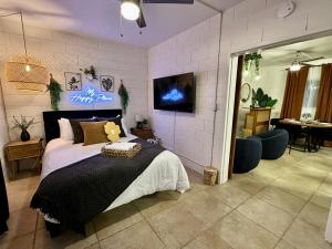 Ένα ή περισσότερα κρεβάτια σε δωμάτιο στο 4 Min Walk to Beach and Restaurants