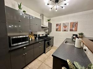 Η κουζίνα ή μικρή κουζίνα στο 4 Min Walk to Beach and Restaurants