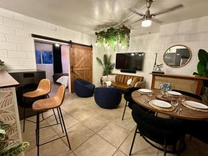 Μια τηλεόραση ή/και κέντρο ψυχαγωγίας στο 4 Min Walk to Beach and Restaurants