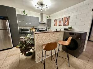 Η κουζίνα ή μικρή κουζίνα στο 4 Min Walk to Beach and Restaurants