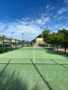 einen Tennisplatz mit einem Netz darauf in der Unterkunft Habitación en Bonalba con vistas al campo de golf in Mutxamel