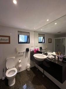 Ένα μπάνιο στο One bedroom Hospitality Suite +3 φωτογραφίες