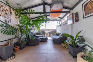 a room with a bunch of potted plants at Caparica Beach Stay in Costa da Caparica