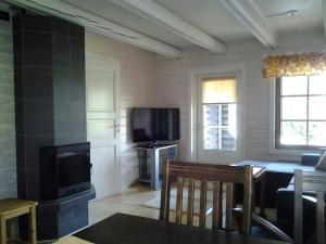 Televisyen dan/atau pusat hiburan di Convenient Apartment for 6 with Sauna