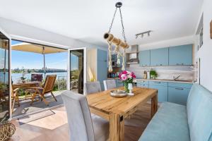 eine Küche und ein Esszimmer mit einem Holztisch und Stühlen in der Unterkunft Pamir in Kappeln