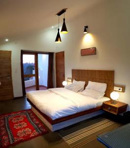 Кровать или кровати в номере Revaant Retreat