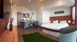 Кровать или кровати в номере Revaant Retreat