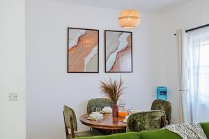 Χώρος καθιστικού στο AfroBoho Haven - Chic 2BR in Buxton, Mombasa