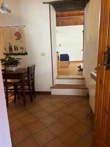 a hallway with a table and a dining room at Accogliente dimora tra le colline in San Cipriano