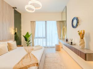 ein Schlafzimmer mit einem großen Bett und einem großen Fenster in der Unterkunft Ahlan HH - Burj Khalifa and Fountain Views Suite at Grande Downtown in Dubai + 39 Fotos