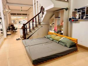 ハザンにあるHà Anh Hostelの階段付きの部屋の中央のベッド1台