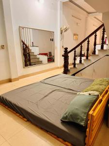ハザンにあるHà Anh Hostelの大型ベッド1台(階段付)