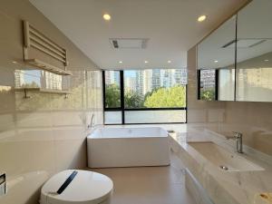 Bilik mandi di EHUB - Shanghai Garden High Quality Apartment near the Bund