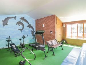 une chambre avec une fresque murale représentant les dauphins dans l'établissement Heron Cottage, à Norwich