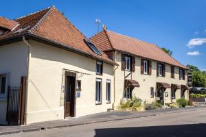 a row of buildings on the side of a street at le saint Hubert in Arcis-sur-Aube