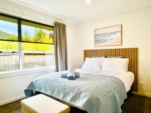 une chambre avec un grand lit et une fenêtre dans l'établissement 6 Guests Family Home 7 Minutes to Airport, à Christchurch
