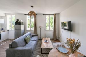 a living room with a couch and a table at Appartement - Washington 5 in Le Havre