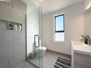 Et badeværelse på CBD Bright Warm Home Free Parking in quiet complex + 21 billeder