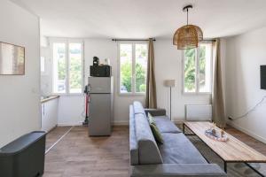 a living room with a couch and a table at Washington 5 in Le Havre