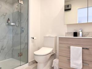 un bagno con wc e doccia in vetro di Spacious luxe 3 story townhouse on Cashel street a Christchurch Altre 22 foto