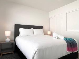 Katil atau katil-katil dalam bilik di Deluxe Entire Townhouse on Hereford with King bed