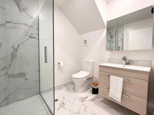 Un baño con ducha, inodoro y lavabo. en Premium Location 2beds2bath on Madras, en Christchurch 16 fotos más