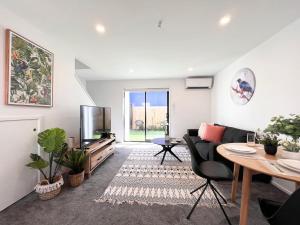 Μια τηλεόραση ή/και κέντρο ψυχαγωγίας στο NEW Home Away from Home on Salisbury