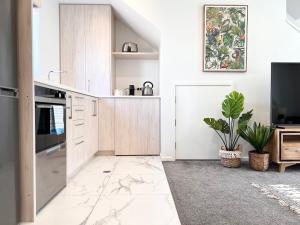 Η κουζίνα ή μικρή κουζίνα στο NEW Home Away from Home on Salisbury