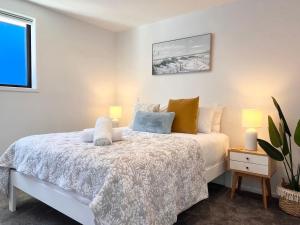 Ένα ή περισσότερα κρεβάτια σε δωμάτιο στο NEW Home Away from Home on Salisbury