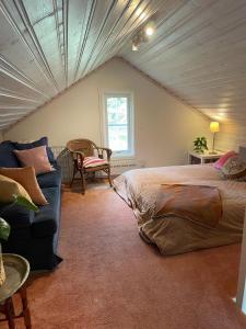 Una cama o camas en una habitación de Guest house with proximity to beach and nature