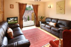 Posezení v ubytování Curlew Cottage