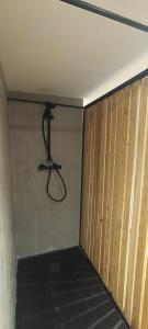 ein Raum mit einer Wand mit einem Kleiderbügel an der Wand in der Unterkunft Cottage au cœur de l'Aubrac in Saint-Chély-dʼAubrac