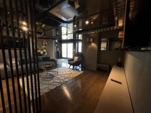 大切克梅杰埃泽高级休闲酒店的客厅里有一张沙发和一张桌子。