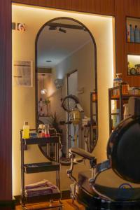 吉达Signature Guest Hotel فندق إمضاء النزيل الفندقية的一间设有美发沙龙的房间内的镜子 更多89张照片