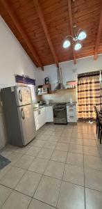 Una gran cocina con electrodomésticos y un techo en Takua del Lago, en Potrero de los Funes