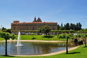 a fountain in a pond in front of a large building at Hotel Casa Reboiro in Monforte de Lemos