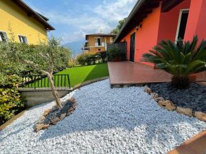 een huis met een tuin met een boom in de tuin bij La Villetta in Sulzano