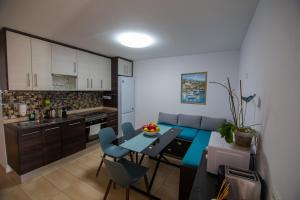 cocina con mesa, mesa azul y sillas en Maravilla Tranquila Apartment, en Costa del Silencio 7 fotos más