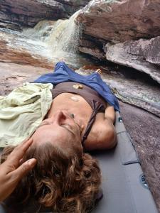 ein Mann, der auf einem Floß vor einem Wasserfall liegt in der Unterkunft Hospedaria Transcendental - Mucugê-BA in Mucugê + 9 Fotos