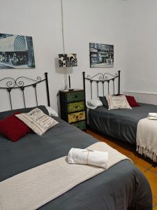 Ένα ή περισσότερα κρεβάτια σε δωμάτιο στο Fully equipped Indian apartment