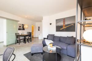 ein Wohnzimmer mit Sofa und Tisch in der Unterkunft Rob's Suite - Zentrale Design-Suite am Opernplatz, 2 Zimmer, 2 Bäder und Top-Ausstattung in Essen