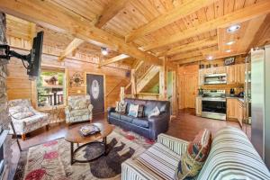 Kuchyň nebo kuchyňský kout v ubytování Pigeon Forge Cabin Stay With Games & Hot Tub