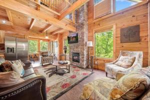 Pigeon Forge Cabin Stay with Games & Hot Tub في بيدجن فورج: غرفة معيشة مع مدفأة في كوخ خشبي