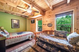 Postel nebo postele na pokoji v ubytování Pigeon Forge Cabin Stay With Games & Hot Tub + 49 fotografií