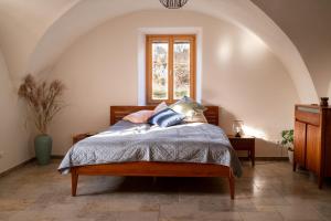 ein Schlafzimmer mit einem Bett und einem Fenster in der Unterkunft Savoy in Althofen