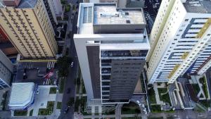una vista sul soffitto di un alto edificio in città di Apartamentos sofisticados no coração do Batel a Curitiba